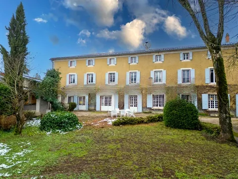 La façade sud depuis le parc