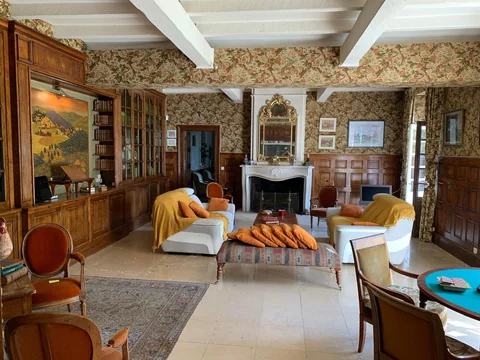 Le salon côté cheminée
