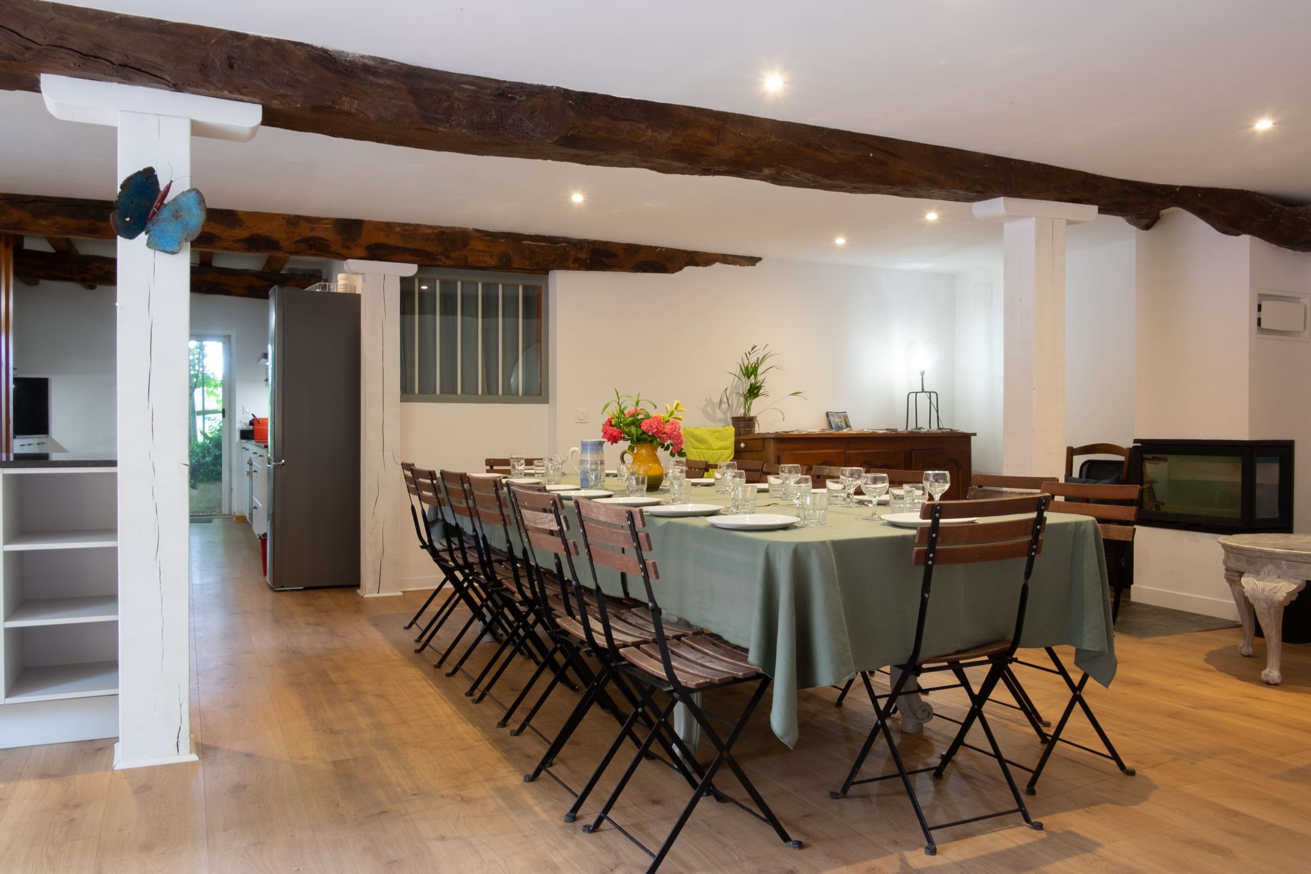 Salon avec cheminée du gîte La Planésié