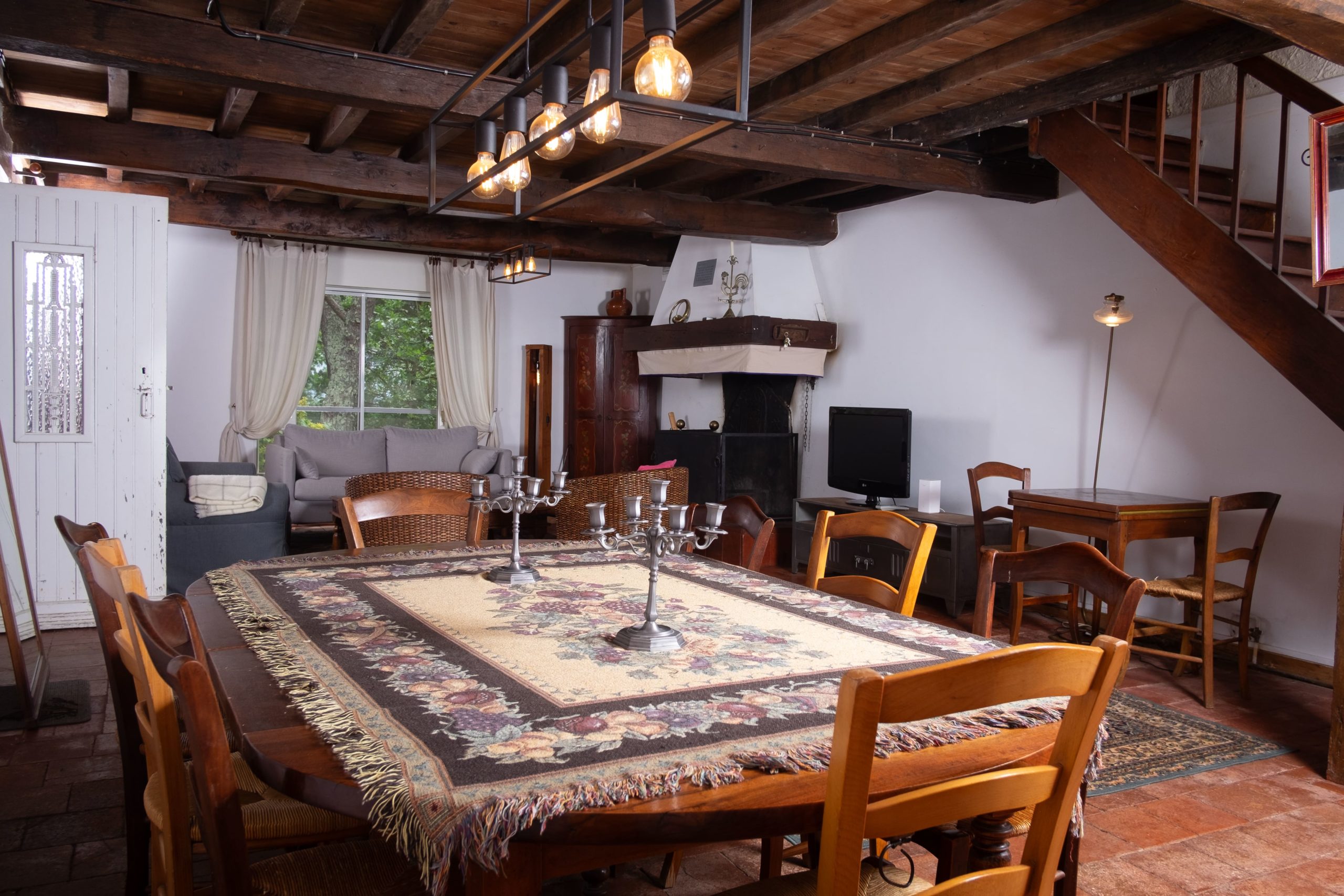 Salon spacieux d'un gîte de groupe dans le Tarn