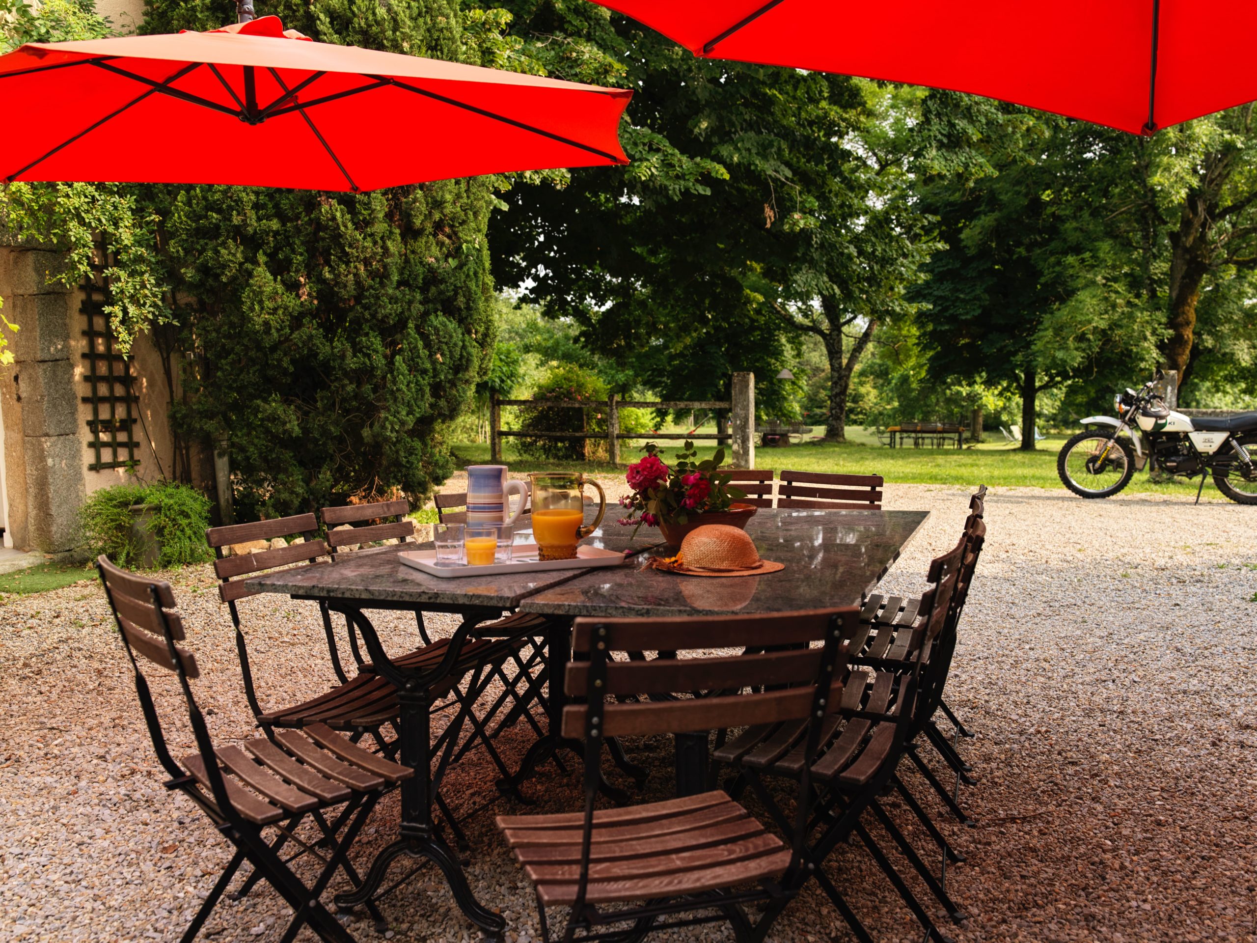 Vue panoramique du domaine de La Planésié avec lac privatif et collines du Tarn