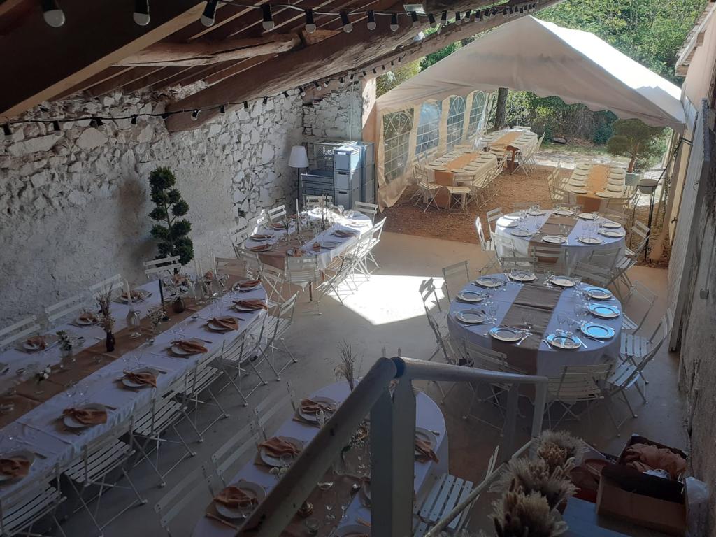 Salle de réception en journée avec tente et tables dressées - lieu de mariage Castres Tarn