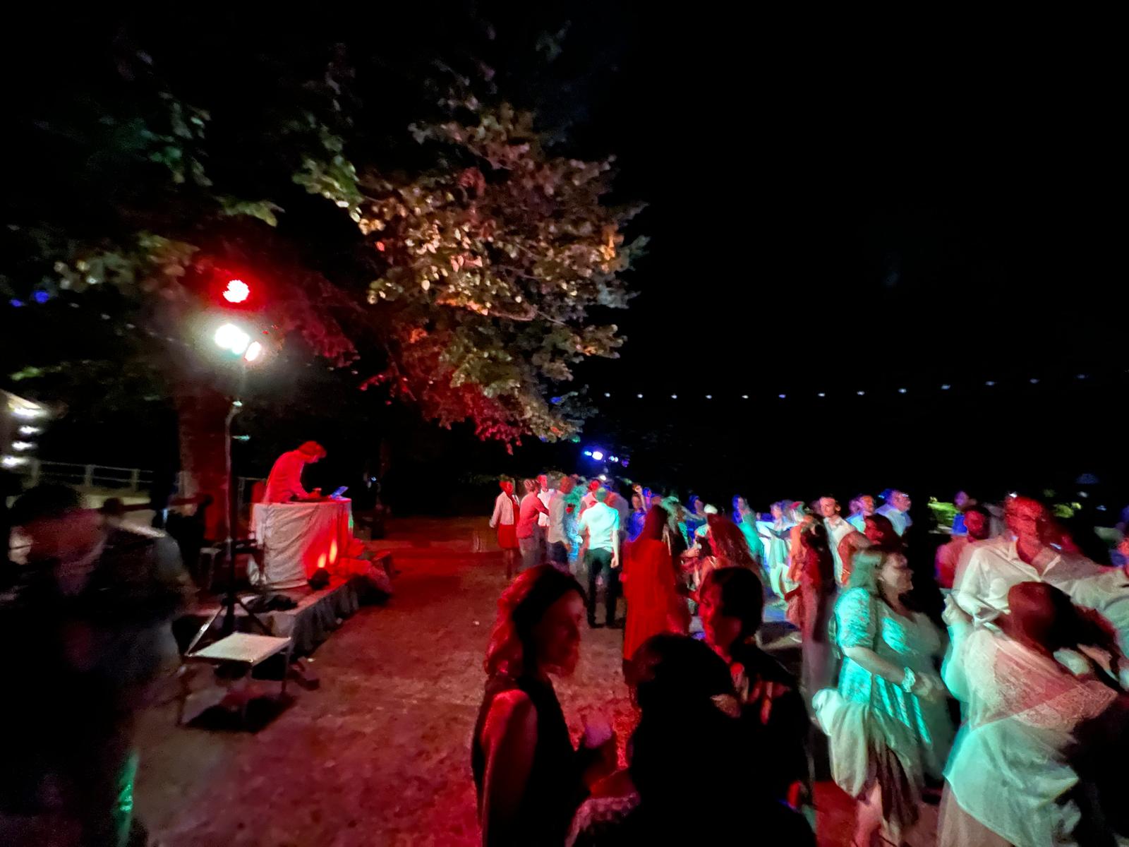 Piste de danse en plein air avec DJ et jeux de lumières pour la soirée de mariage - domaine proche Castres