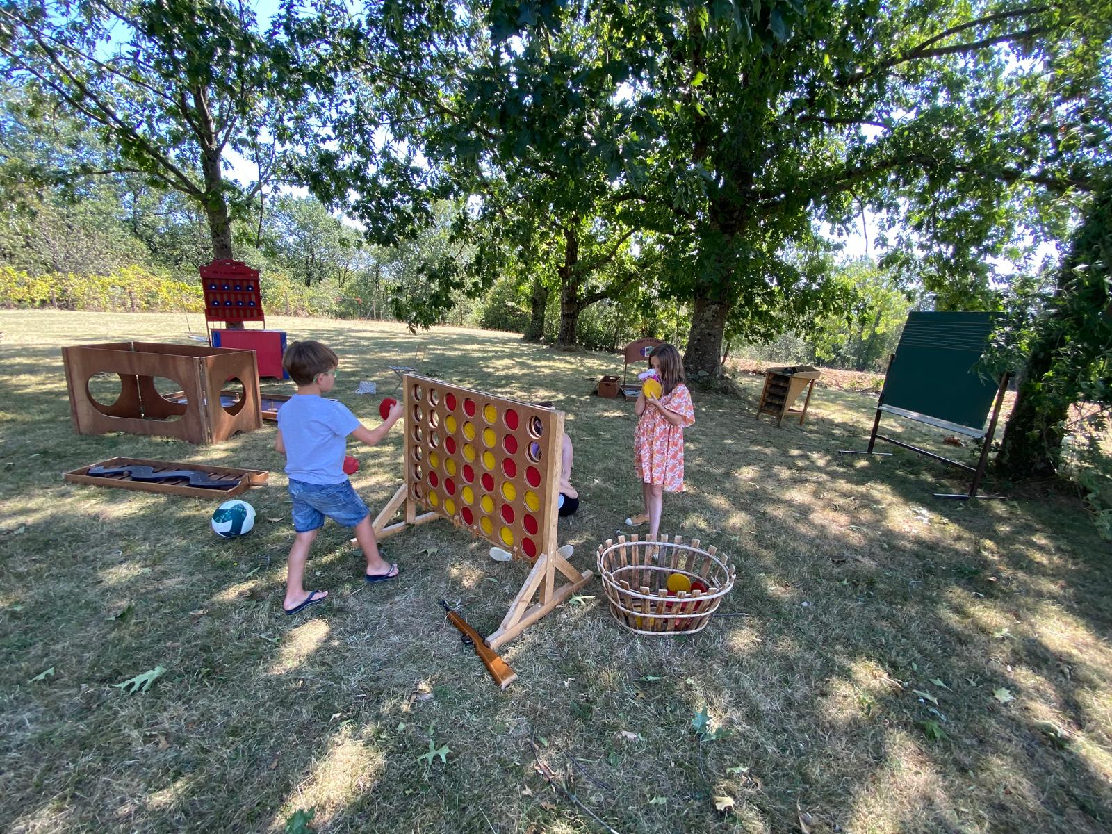 Animations et jeux pour enfants lors d'un mariage en plein air dans le Tarn