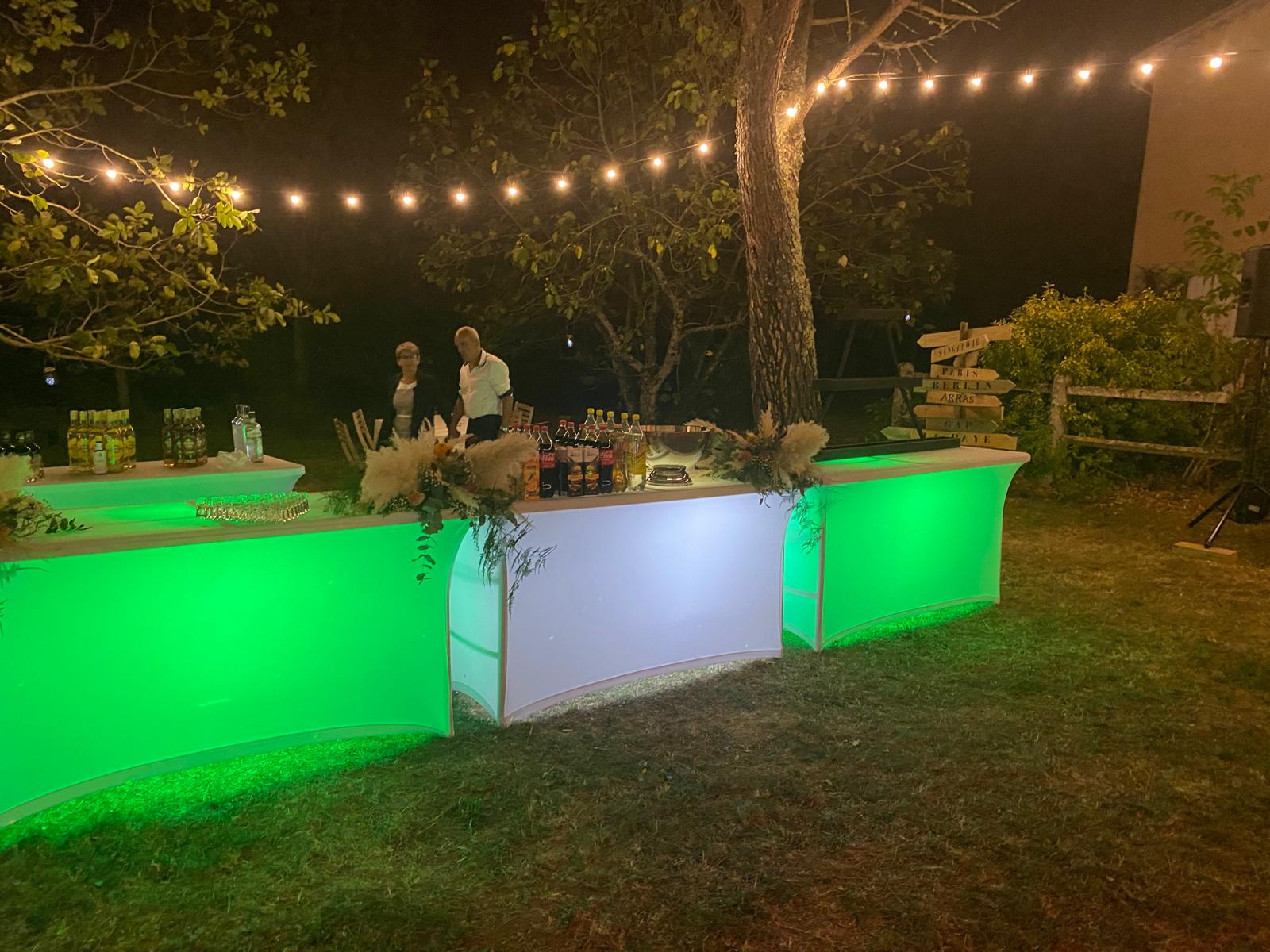 Bar lumineux en extérieur pour la soirée de mariage dans le Tarn - ambiance festive