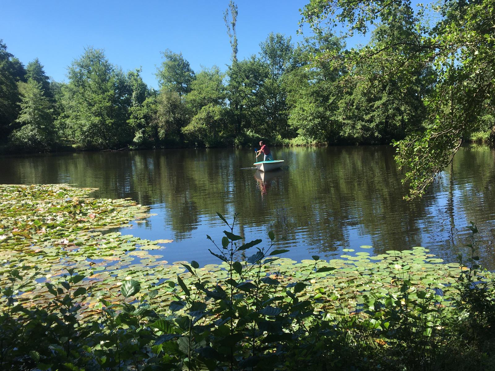 Barque sur le lac privatif du domaine forestier La Planésié dans le Tarn