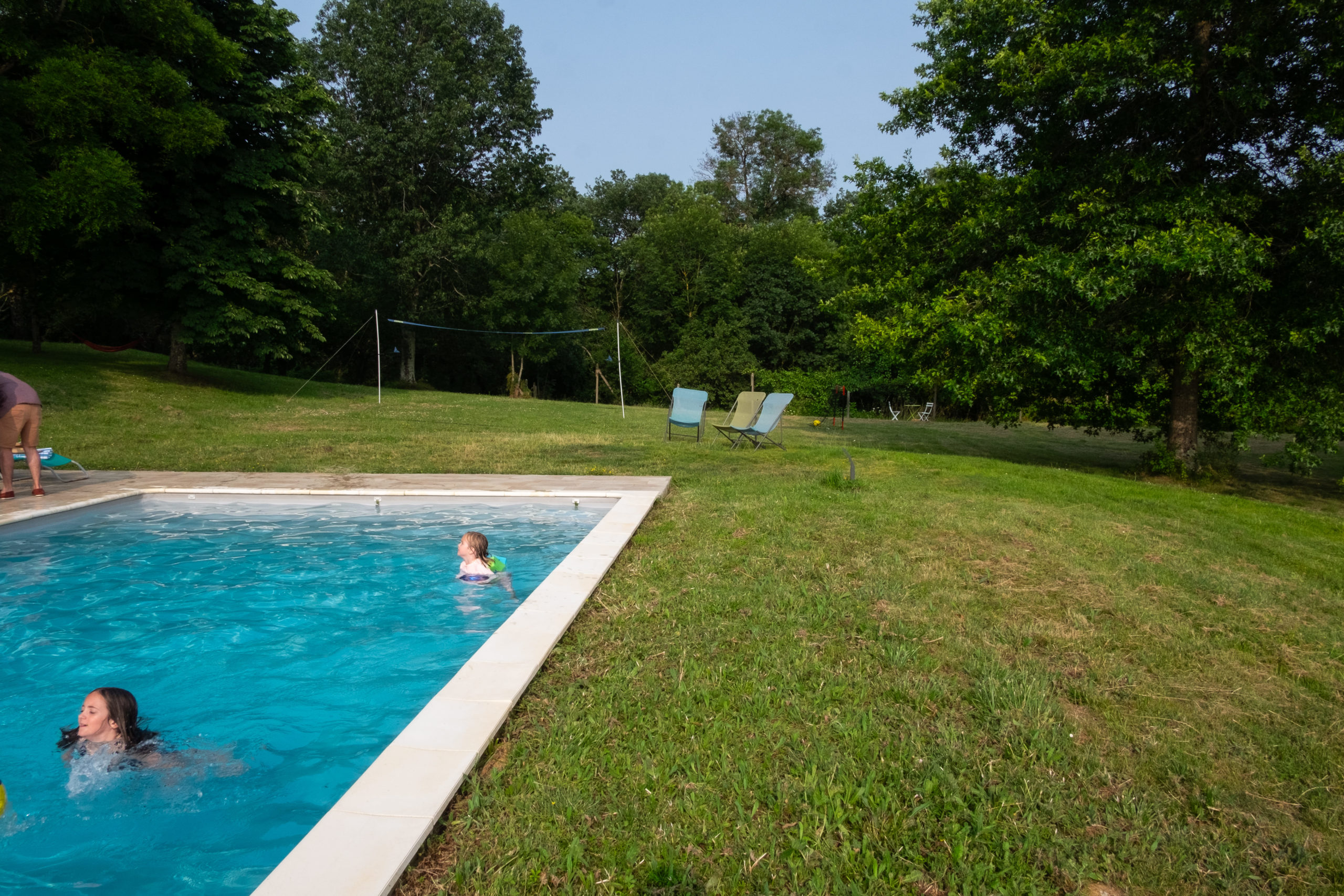 Piscine avec vue sur le parc et la forêt du domaine La Planésié Tarn