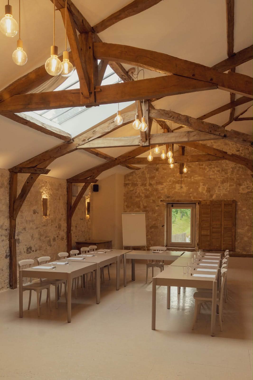 Salle de séminaire du Domaine de La Planésié — tables en U pour 16 personnes, paperboard, charpente en bois