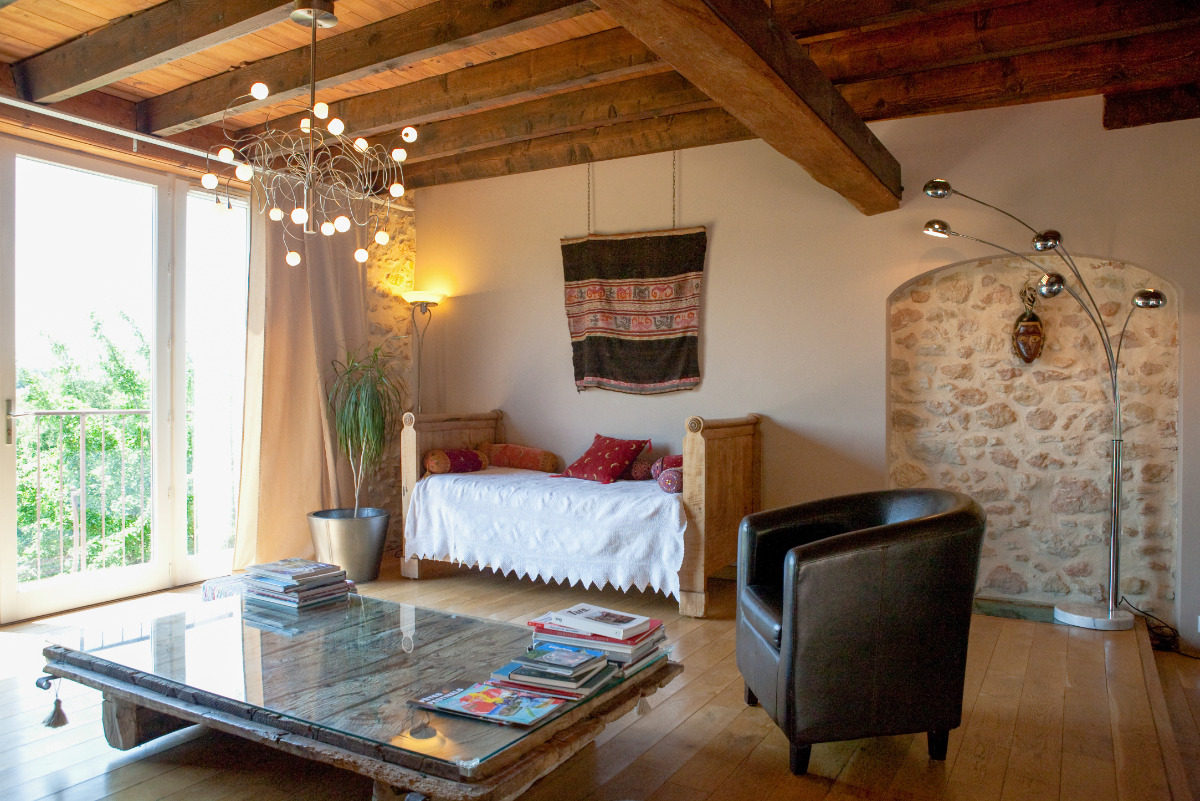 Le Verger - salon avec cheminée du gîte Tarn