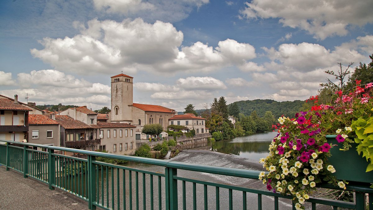 Le village de Roquecourbe et sa chaussée sur l'Agout, vus du pont fleuri