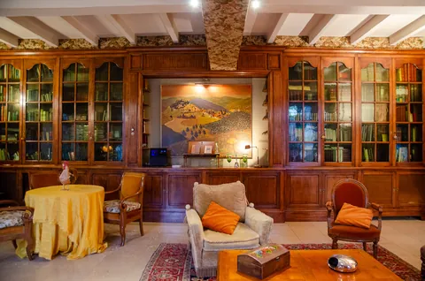 The fitted library and its panelling